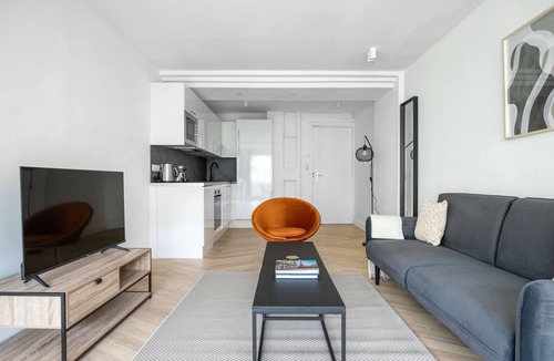 Faubourg-du-Roule Apartment | Blueground | Arc de Triomphe, balcony, nr shops