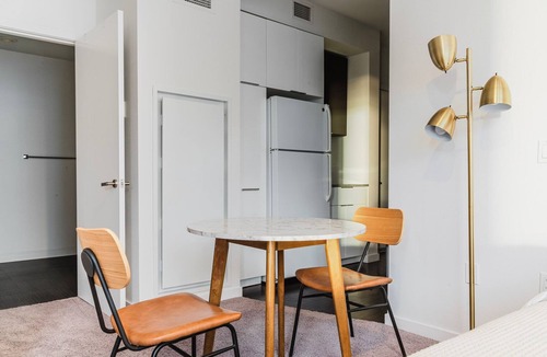 West Bellevue Apartment | Blueground | Bellevue, pool, nr parks