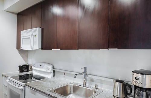 West Bellevue Apartment | Blueground | Bellevue, pool, nr parks