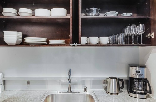 West Bellevue Apartment | Blueground | Bellevue, pool, nr parks