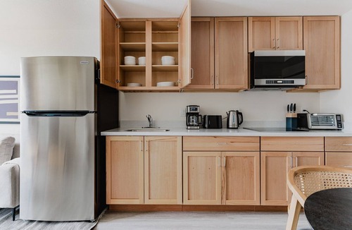 South Berkeley Apartment | Blueground | Berkeley, AC & w/d, nr UC Berkeley