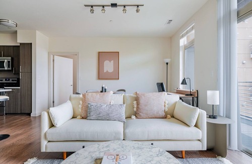 Waltham Apartment | Blueground | Bleachery, pool, nr Charles River