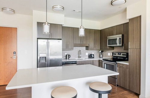 Waltham Apartment | Blueground | Bleachery, pool, nr Charles River