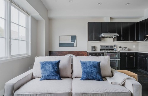 Downtown Burlingame Apartment | Blueground | Burlingame, a/c & w/d, nr park