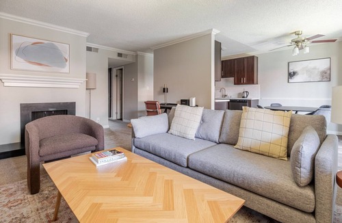 Campbell Apartment | Blueground | Campbell, pool, nr Campbell Park