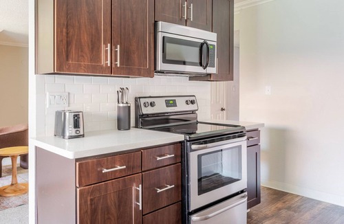 Campbell Apartment | Blueground | Campbell, pool, nr Campbell Park