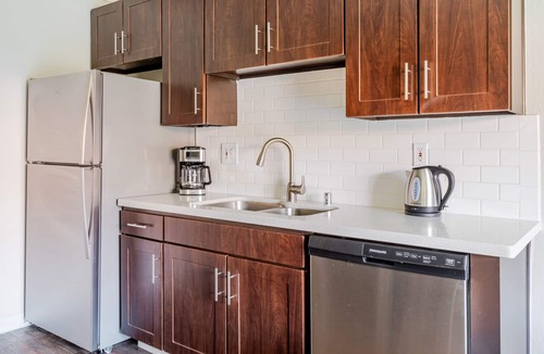 Campbell Apartment | Blueground | Campbell, pool, nr Campbell Park