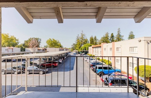 Campbell Apartment | Blueground | Campbell, pool, nr Campbell Park