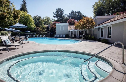 Campbell Apartment | Blueground | Campbell, pool, nr Campbell Park