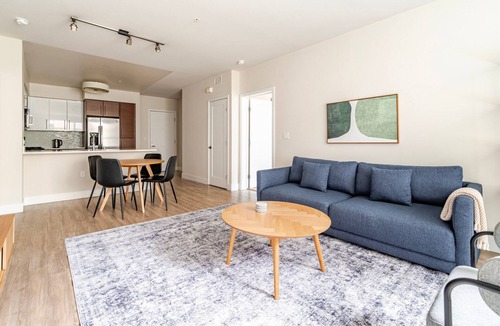 Centennial Apartment | Blueground | Centennial, pool & AC, nr square