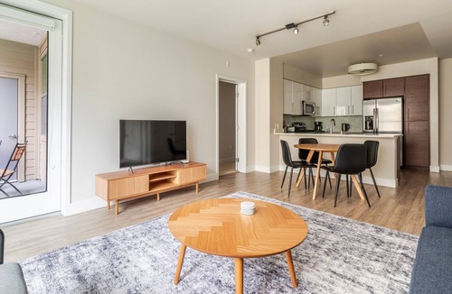 Centennial Apartment | Blueground | Centennial, pool & AC, nr square