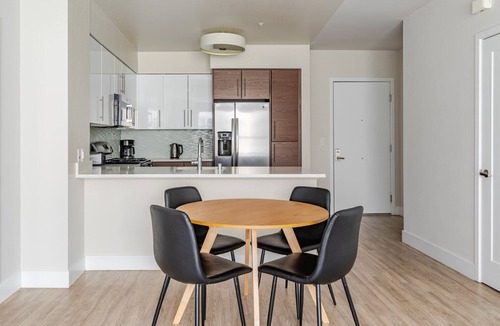 Centennial Apartment | Blueground | Centennial, pool & AC, nr square