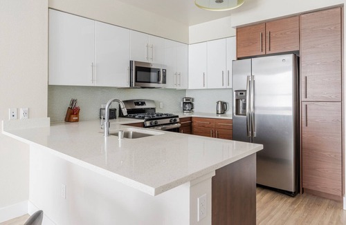 Centennial Apartment | Blueground | Centennial, pool & AC, nr square