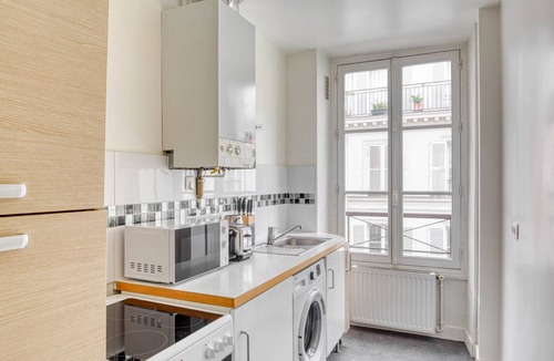 8th Arrondissement Apartment | Blueground | Champs Elysées, office, furnished