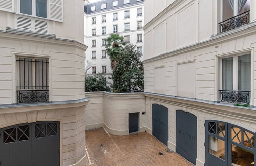 Faubourg-du-Roule Apartment | Blueground | Champs Elysees, nr Arc de Triomphe