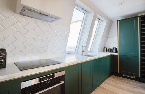 Sands End Apartment | Blueground | Chelsea, balcony, nr Harbour