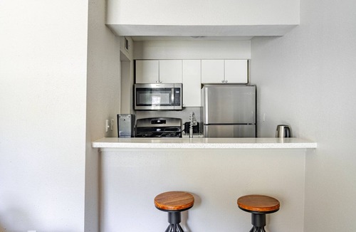 Cherrywood Apartment | Blueground | Cherrywood, pool & w/d, nr park