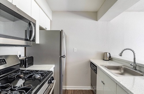 Cherrywood Apartment | Blueground | Cherrywood, pool & w/d, nr park