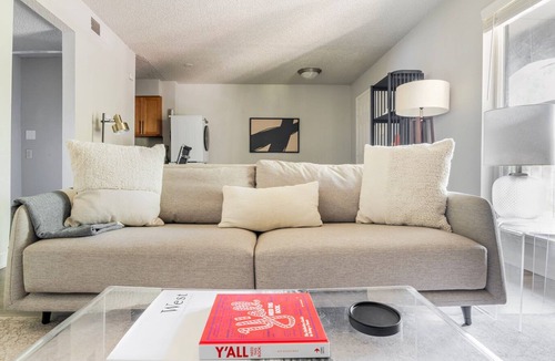 Cherrywood Apartment | Blueground | Cherrywood, pool & w/d, nr park