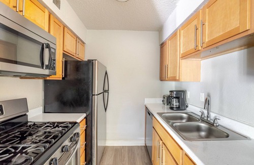 Cherrywood Apartment | Blueground | Cherrywood, pool & w/d, nr park