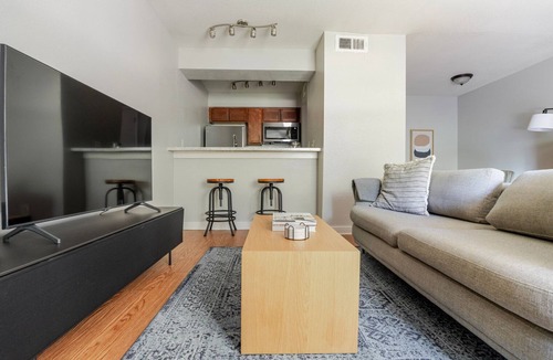 Cherrywood Apartment | Blueground | Cherrywood, pool & w/d, nr park