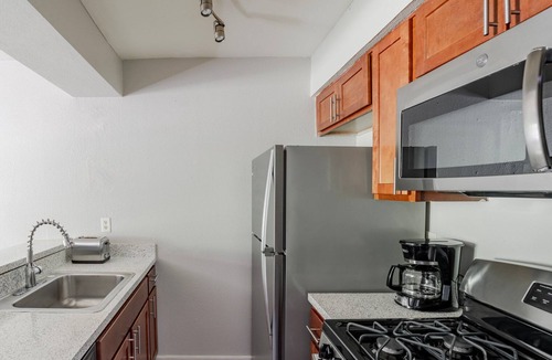 Cherrywood Apartment | Blueground | Cherrywood, pool & w/d, nr park
