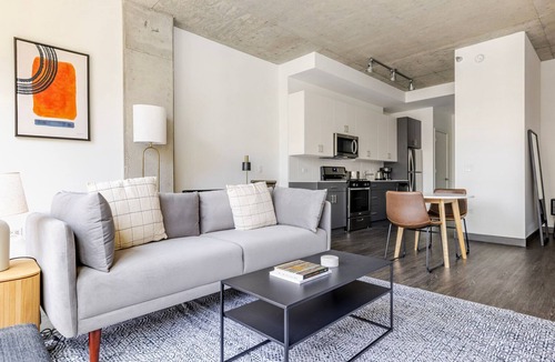 Downtown Chicago Apartment | Blueground | Chicago Loop, pool & AC, nr park