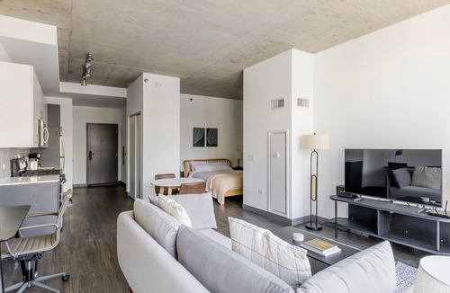 Downtown Chicago Apartment | Blueground | Chicago Loop, pool & AC, nr park