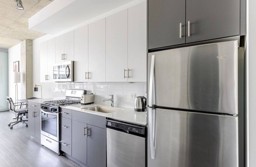 Downtown Chicago Apartment | Blueground | Chicago Loop, pool & AC, nr park