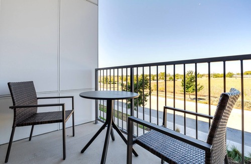 Del Valle Apartment | Blueground | Del Valle, pool, nr McKinney Falls