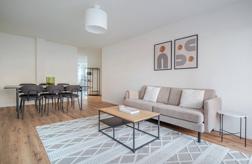 Dietikon District Apartment | Blueground | Dietikon, balcony, nr Lindenplatz