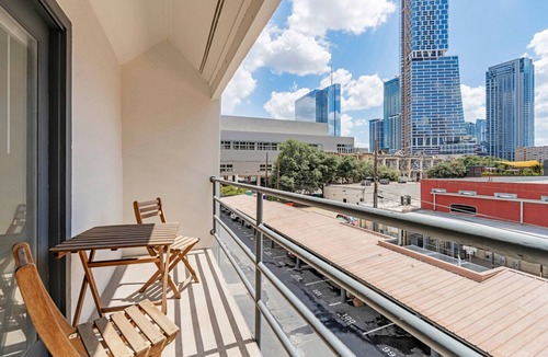 Waller Creek District Apartment | Blueground | Downtown Austin, pool, nr Congress Ave