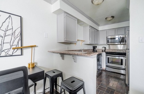 Waller Creek District Apartment | Blueground | Downtown Austin, pool, nr Congress