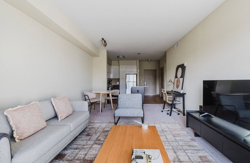 Dublin Apartment | Blueground | Dublin, pool & AC, nr Heritage Park