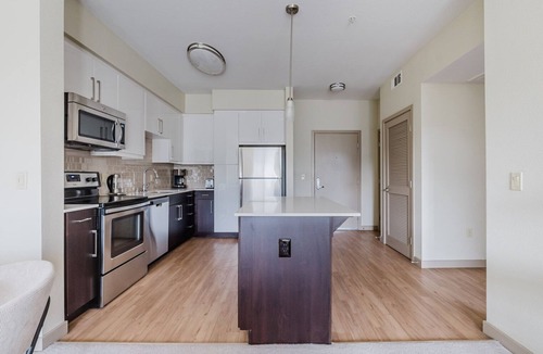 Dublin Apartment | Blueground | Dublin, pool & AC, nr Heritage Park