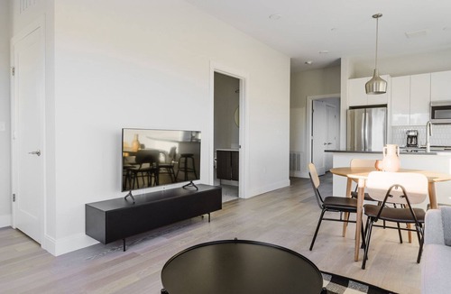 Central-Maverick Square - Paris Street Apartment | Blueground | East Boston, AC, nr parks & beach