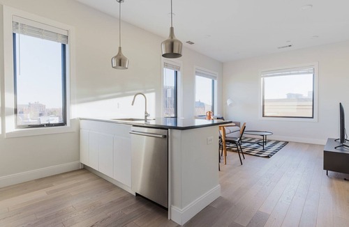 Central-Maverick Square - Paris Street Apartment | Blueground | East Boston, AC, nr parks & beach