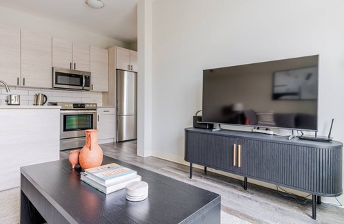 Edgewater Apartment | Blueground | Edgewater, fitness center, nr Lake
