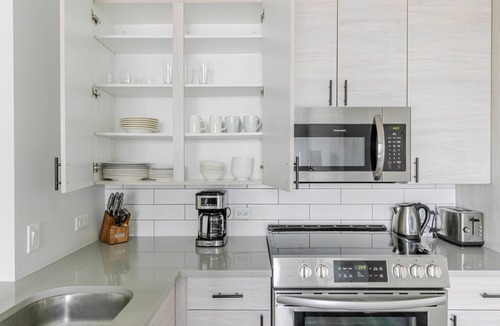 Edgewater Apartment | Blueground | Edgewater, fitness center, nr Lake