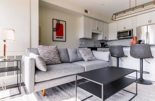 Elmhurst Apartment | Blueground | Elmhurst, pool, nr Elmhurst Art Museum