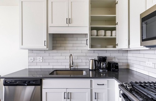 Elmhurst Apartment | Blueground | Elmhurst, pool, nr Elmhurst Art Museum