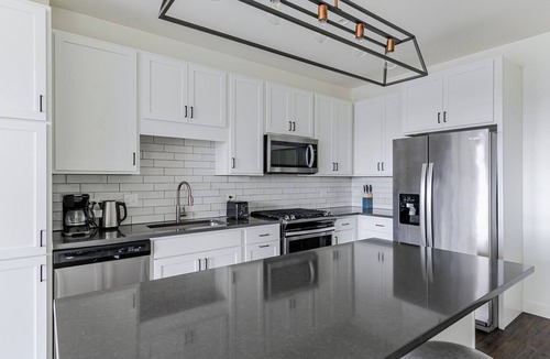 Elmhurst Apartment | Blueground | Elmhurst, pool, nr Elmhurst Art Museum