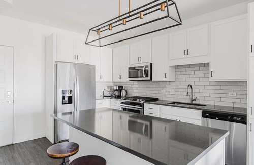 Elmhurst Apartment | Blueground | Elmhurst, pool & gym, nr parks