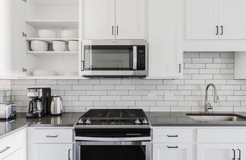 Elmhurst Apartment | Blueground | Elmhurst, pool & gym, nr parks