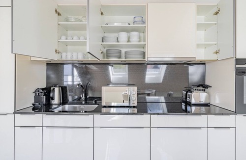 Wiedikon Apartment | Blueground | Friesenberg, balcony, nr Uetliberg