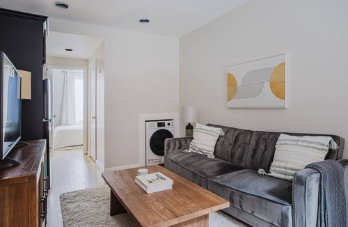 Georgetown Apartment | Blueground | Georgetown, AC & w/d, walk to shops