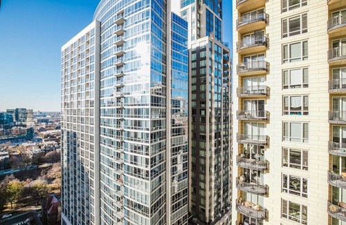 Rush and Division Apartment | Blueground | Gold Coast, rooftop & gym, nr Hancock