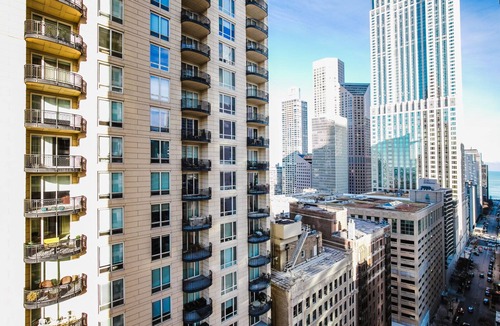 Rush and Division Apartment | Blueground | Gold Coast, rooftop & gym, nr Hancock