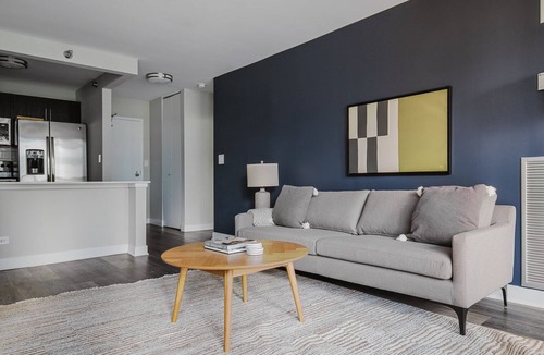 Rush and Division Apartment | Blueground | Gold Coast, rooftop & gym, nr Hancock