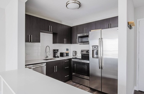 Rush and Division Apartment | Blueground | Gold Coast, rooftop & gym, nr Hancock